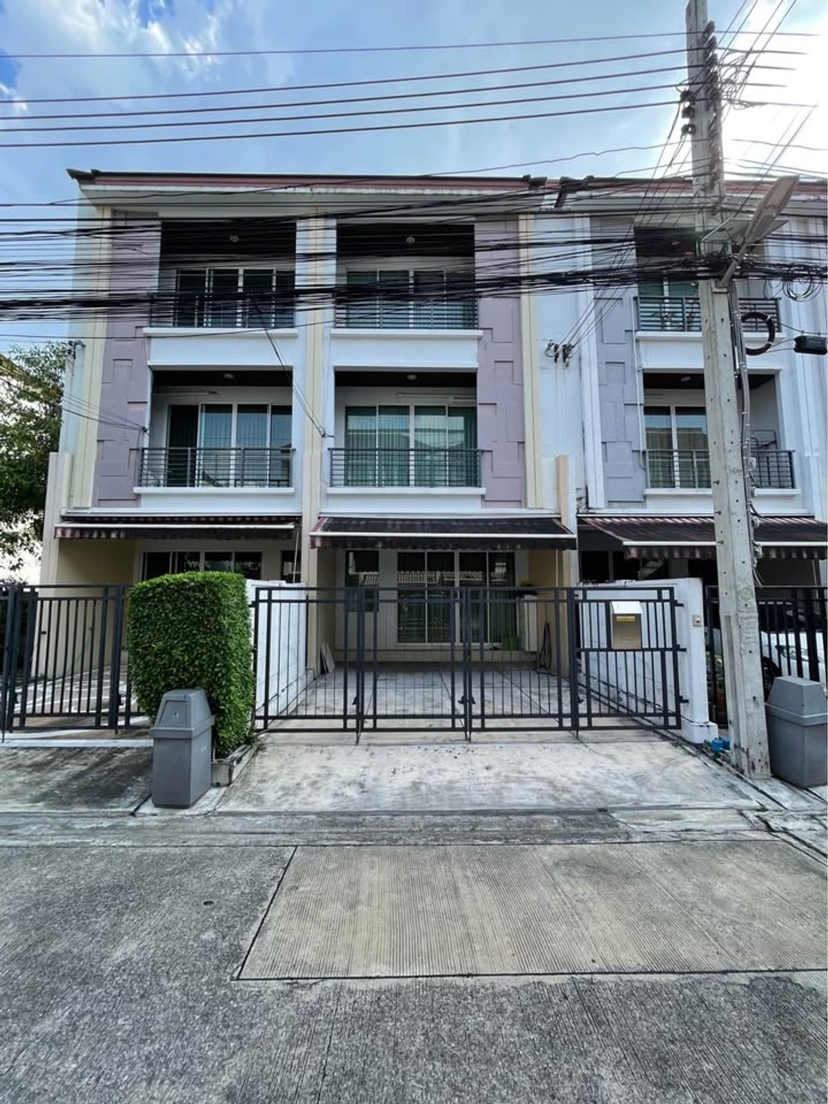 Urgent sale, 3 -story townhome, BTS Phahonyothin 24, 2.2 km. Urgent sale, 3 -story townhome, BTS Phahonyothin 24, 2.2 km.