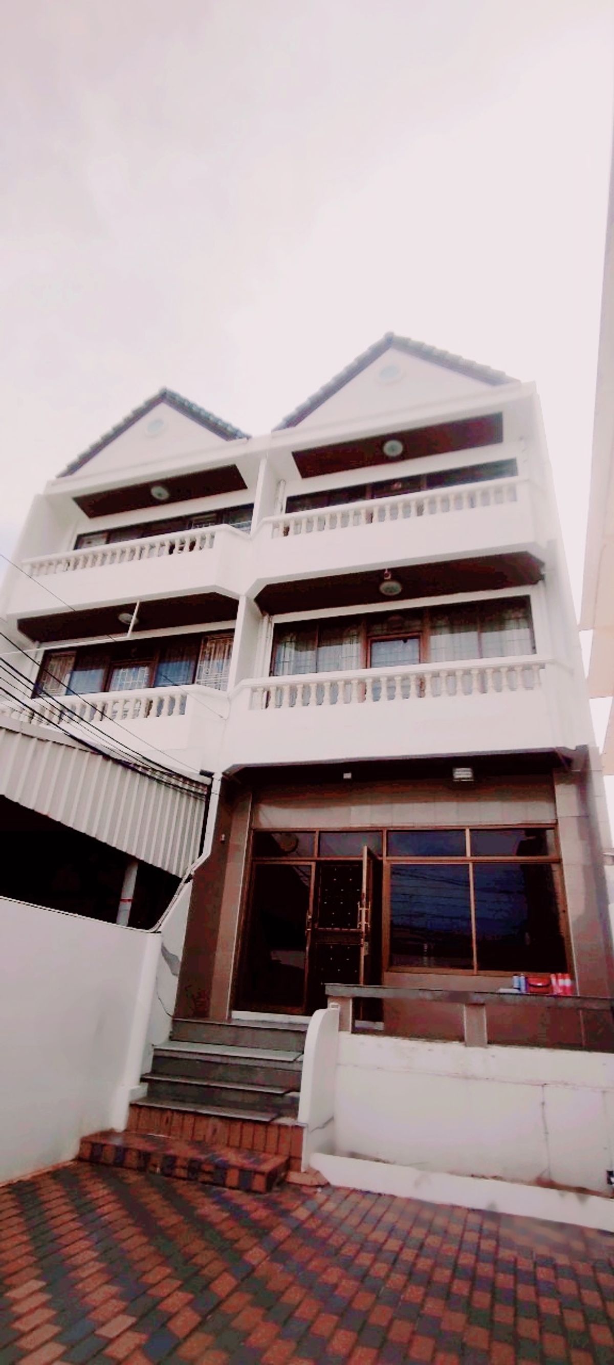 Selling and renting a house, accurate price, helping to take care of the house