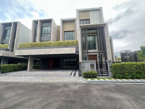 📢👇 3-Storey Single House with Private Lift. Located in the New Krungthep Kreetha area, with easy access to Rama 9, Srinakarin, and the motorway. Close to the expressway and the future Yellow Line BTS station.