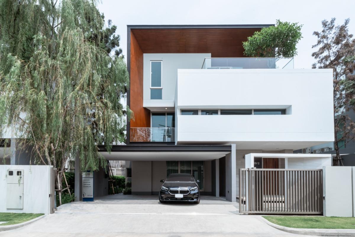 🔥Beautiful house in a prime location🔥Nirvana Beyond Bangna (Type Mind) 3-storey detached house, decorated in Nature Modern style, spacious, comfortable and private, near the community and Suvarnabhumi Airport.