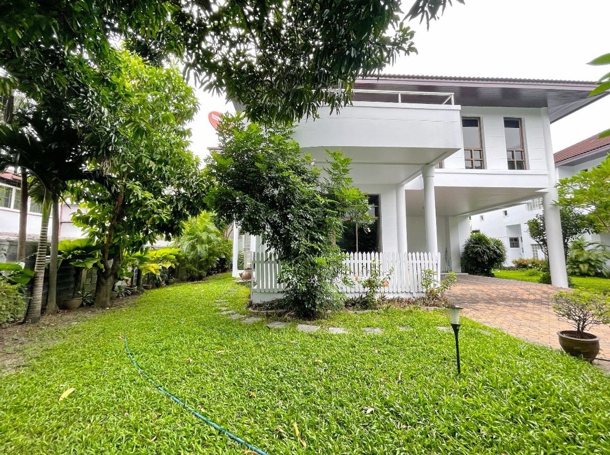 For Rent Single House on Soi Soonvijai Thonglor (Nearby RCA and Sukhumvit Zoning), Pet-Loglowed, Shared Swimming Pool, Small Garden and Peaceful For Rent Single House on Soi Soonvijai Thonglor (Nearby RCA and Sukhumvit Zoning), Pet-Loglowed, Shared Swimming Pool, Small Garden and Peaceful