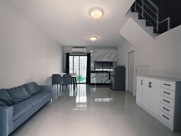townhome with 3 bedrooms and 3 bathrooms, fully furnished, very close to Ratchaphruek Road.