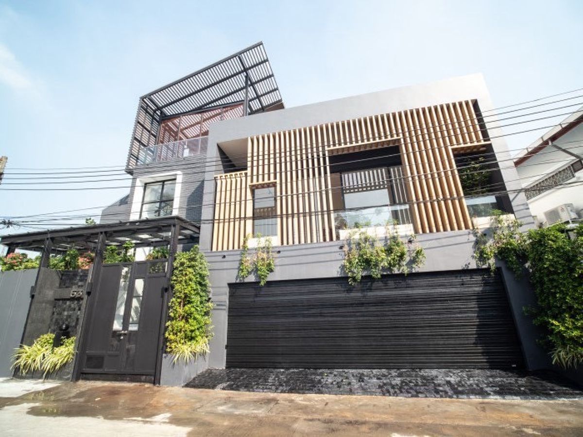 P0117 ขายบ้านหรู 3 ชั้น พร้อมสระว่ายน้ำ ใจกลางสุขุมวิท 71 | พื้นที่ใช้สอย 900 ตร.ม. – รูปที่ 2