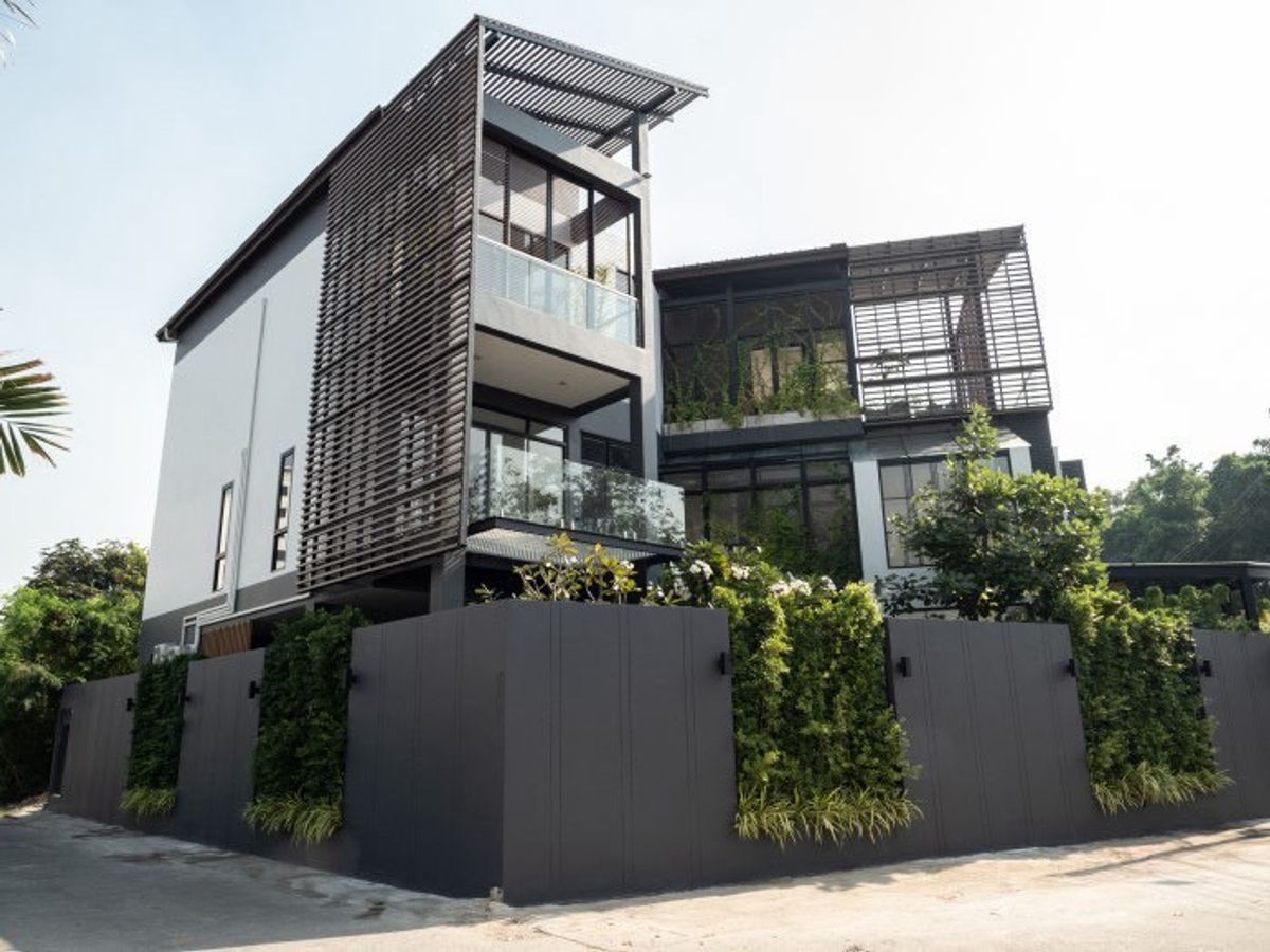 P0117 ขายบ้านหรู 3 ชั้น พร้อมสระว่ายน้ำ ใจกลางสุขุมวิท 71 | พื้นที่ใช้สอย 900 ตร.ม. P0117 ขายบ้านหรู 3 ชั้น พร้อมสระว่ายน้ำ ใจกลางสุขุมวิท 71 | พื้นที่ใช้สอย 900 ตร.ม.