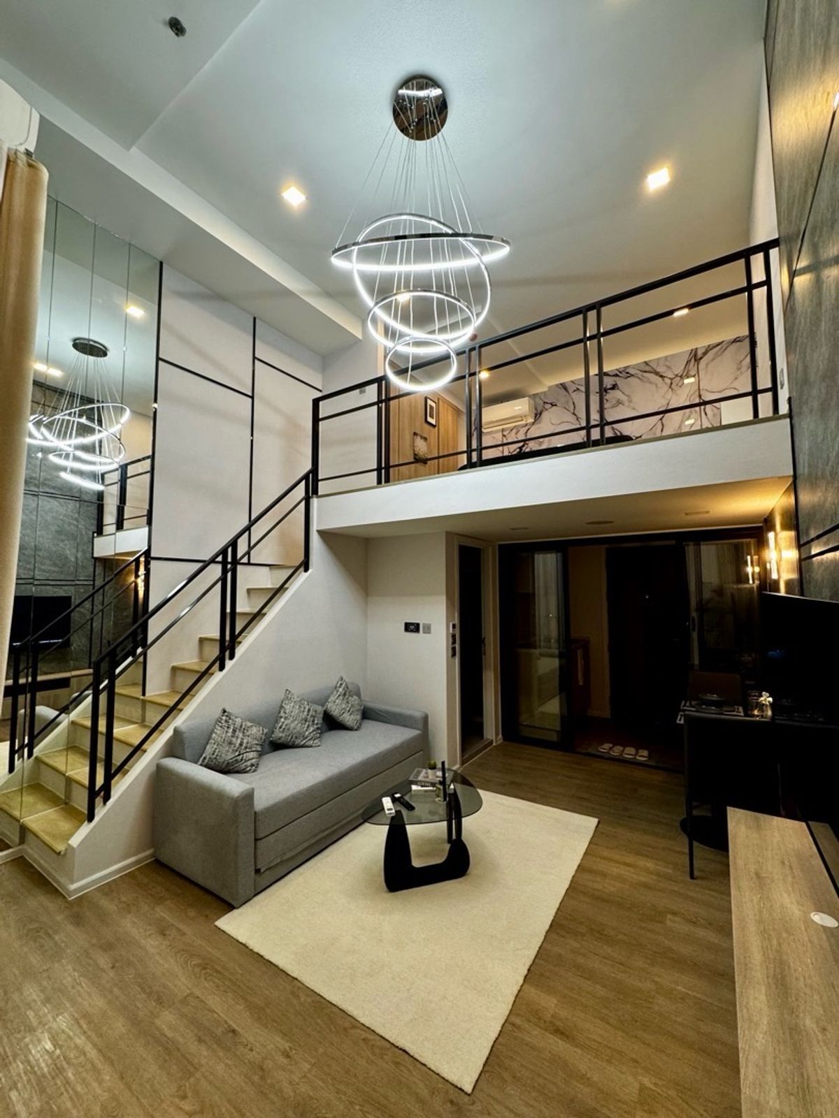 “We are looking for the future lucky  or tenant of this stunning 26th-floor property with unparalleled potential. Direct buyers or renters only – no agents, please.”“เรากำลังมองหาหรือผู้เช่าที่โชคดีในอนาคต สำหรับอสังหาริมทรัพย์สุดพิเศษบนชั้น – รูปที่ 2