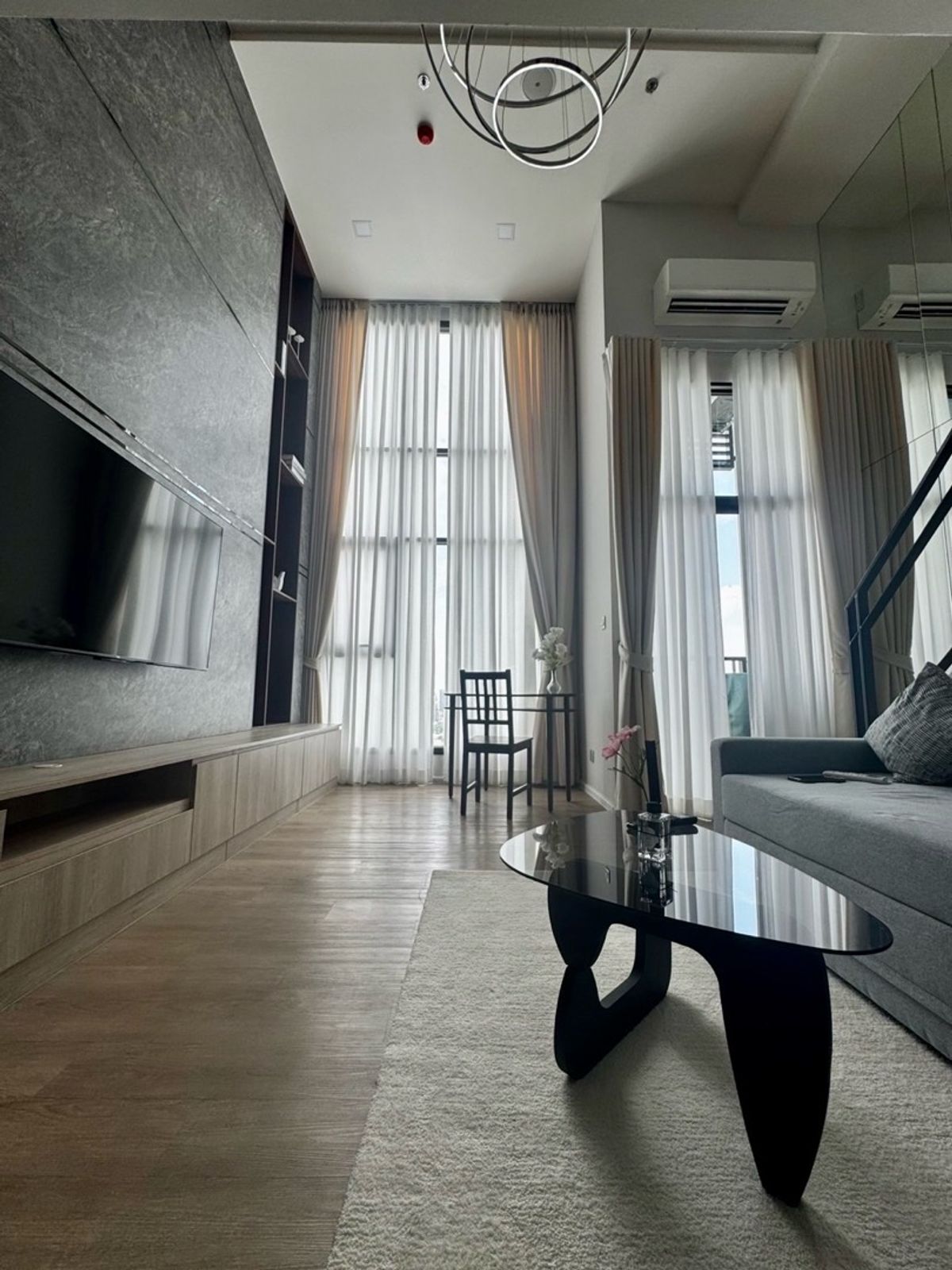 “We are looking for the future lucky  or tenant of this stunning 26th-floor property with unparalleled potential. Direct buyers or renters only – no agents, please.”“เรากำลังมองหาหรือผู้เช่าที่โชคดีในอนาคต สำหรับอสังหาริมทรัพย์สุดพิเศษบนชั้น – รูปที่ 3