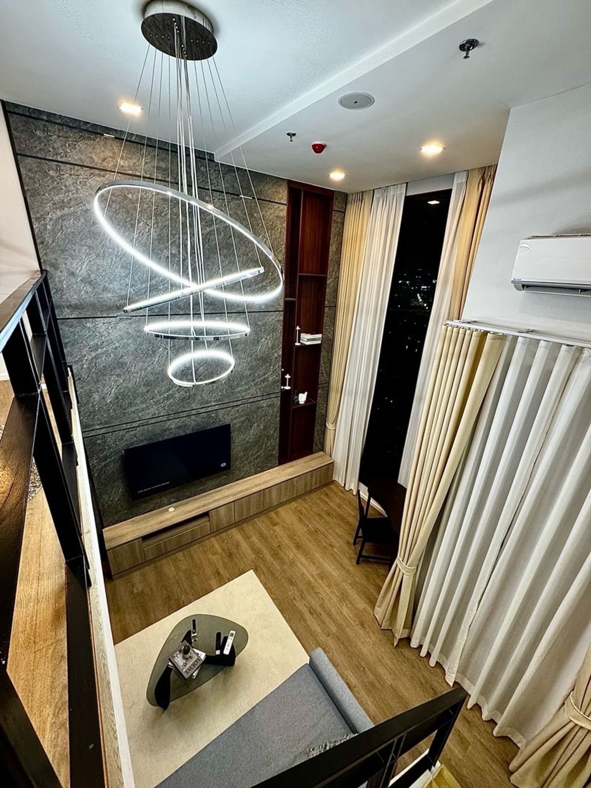 “We are looking for the future lucky  or tenant of this stunning 26th-floor property with unparalleled potential. Direct buyers or renters only – no agents, please.”“เรากำลังมองหาหรือผู้เช่าที่โชคดีในอนาคต สำหรับอสังหาริมทรัพย์สุดพิเศษบนชั้น – รูปที่ 4