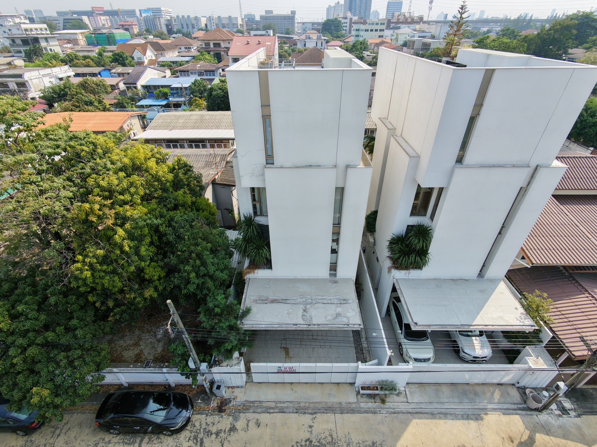 บ้านเดี่ยว 4.5 ชั้น สไตล์ Pool Villa พร้อมสระว่ายน้ำ & Rooftop ในโครงการหรู Signature W ทำเลหลัง The Nine เพียงแค่ 300 เมตร ชีวิตที่ใกล้ทั้งธรรมชาติและความสะดวกสบายใจกลางเมือง เดินทางสะดวก ใกล้ ทางด่วน พระราม 9 และ มอเตอร์เวย์ – รูปที่ 3