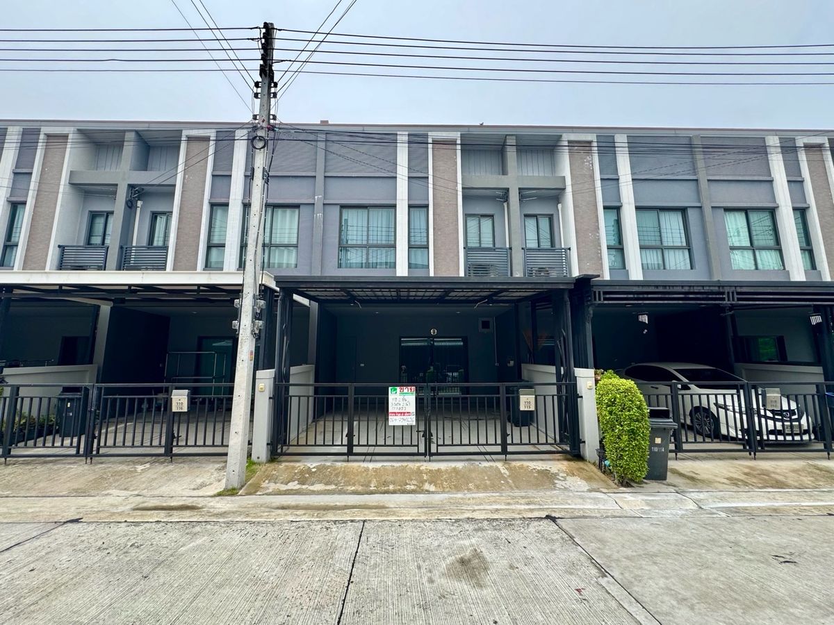 ขาย ทาวน์โฮม 2 ชั้น หมู่บ้าน  V compound Tiwanon-Rangsit อยู่เองไม่เคยปล่อยเช่า เดินทางสะดวกใกล้ทางพิเศษศรีรัช ใกล้รถไฟฟ้าสายสีแดง