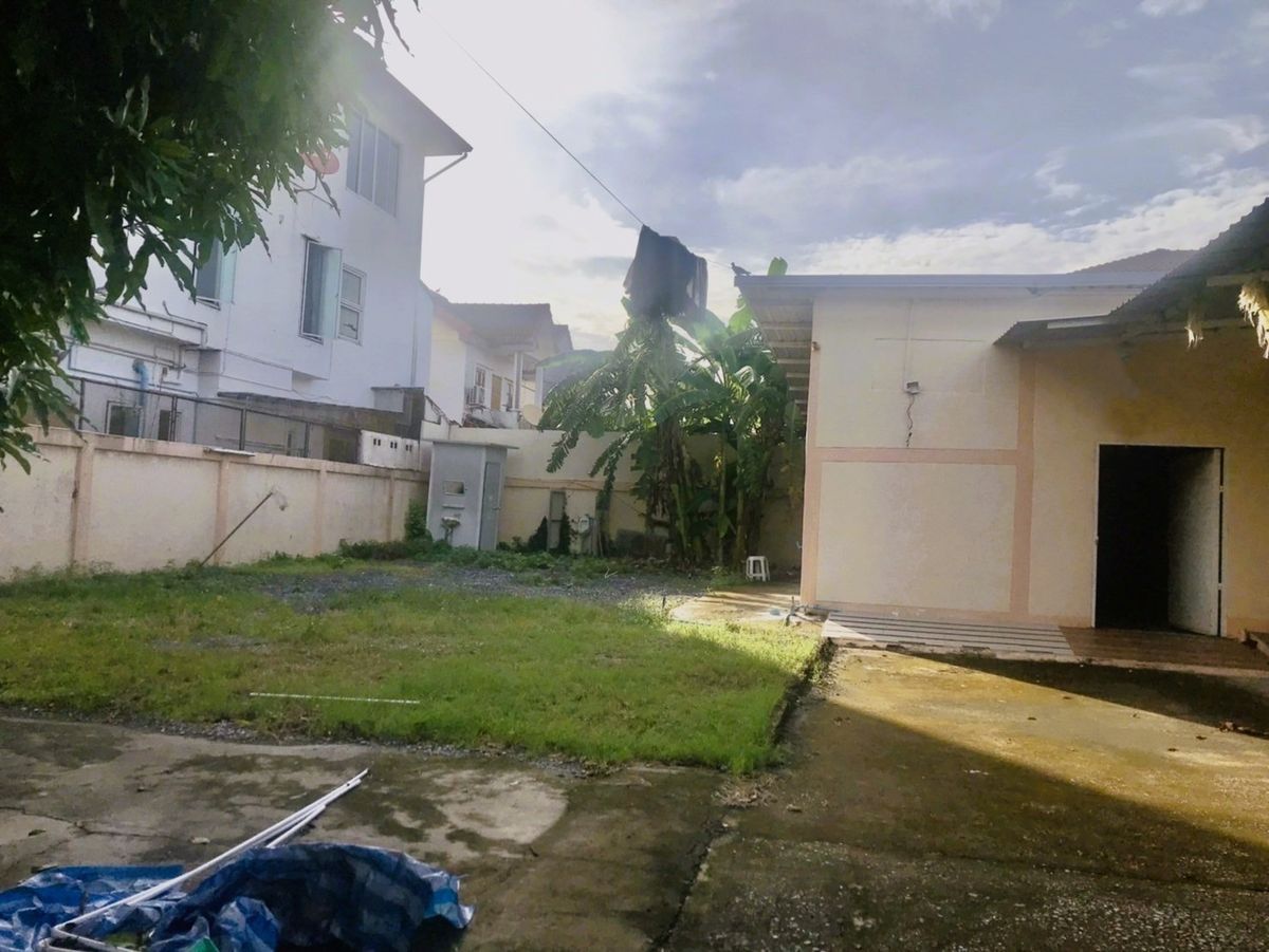 House with land 200 sq.w. Can be used as an office, register a company, or a warehouse, Soi Ratchadaphisek 22, exit to Sanambinnam