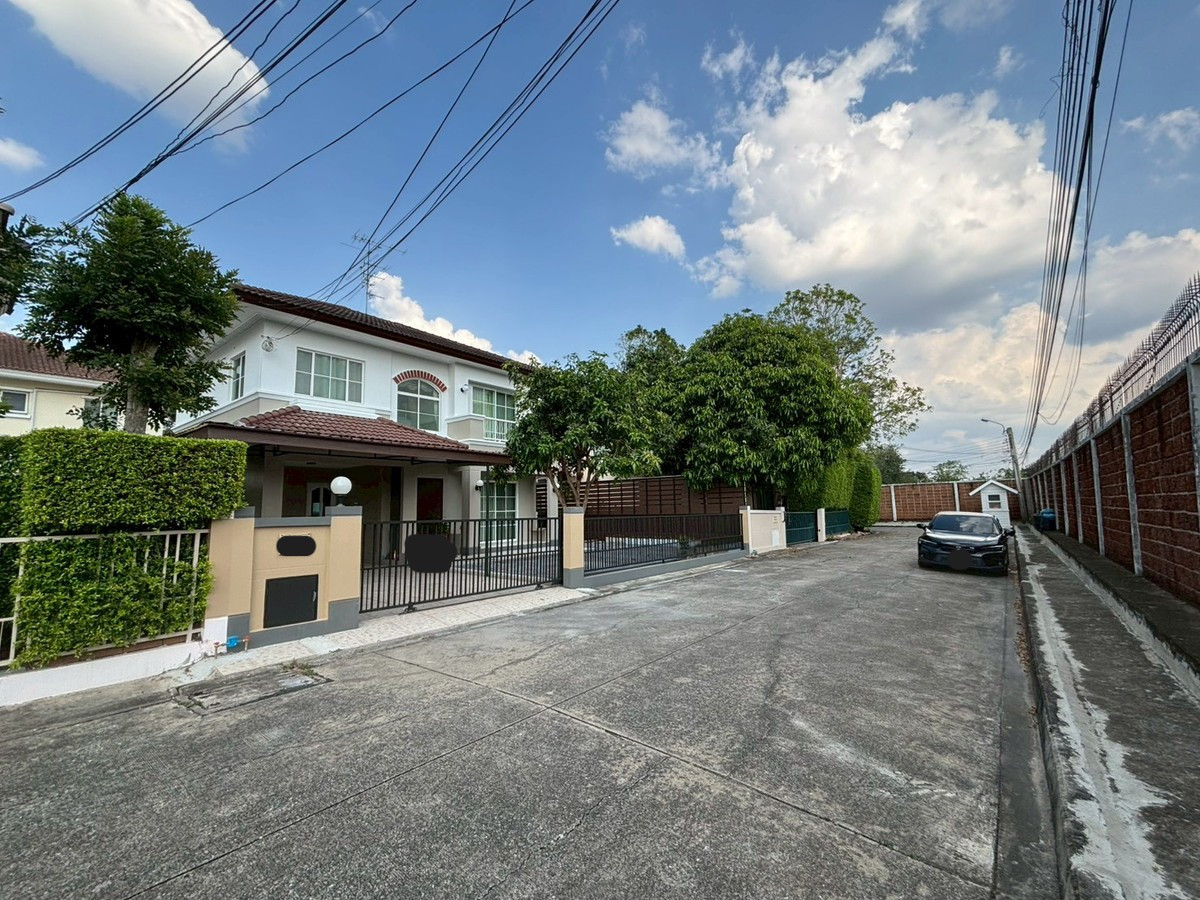 Newly renovated detached house near Bang Bua Thong Hospital. 3 bedrooms, 3 bathrooms. Newly renovated detached house near Bang Bua Thong Hospital. 3 bedrooms, 3 bathrooms.