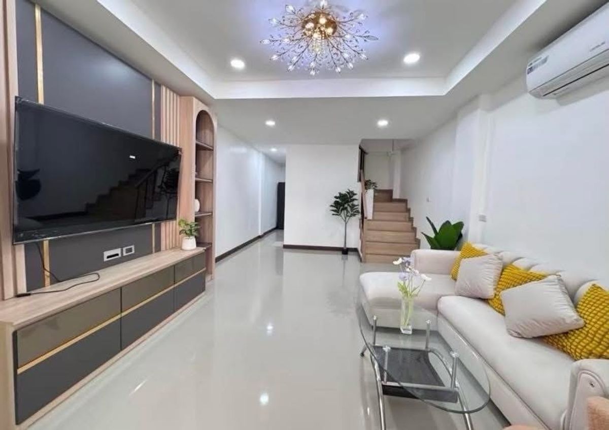Free ready 💕🏡 5 bedrooms for rent in Huai Khwang Suthisa Pracharat Bamphen, Ratchada 18✨ New renovated house Free ready 💕🏡 5 bedrooms for rent in Huai Khwang Suthisa Pracharat Bamphen, Ratchada 18✨ New renovated house