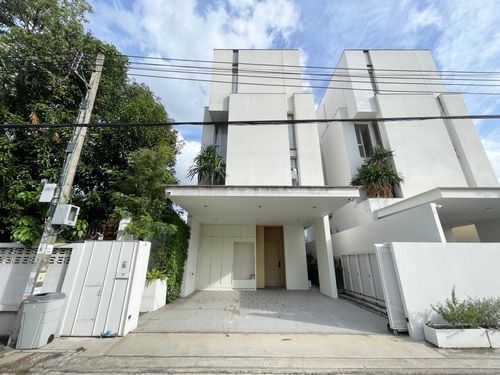 บ้านเดี่ยว 4.5 ชั้น สไตล์ Pool Villa พร้อมสระว่ายน้ำ & Rooftop ในโครงการหรู Signature W ทำเลหลัง The Nine เพียงแค่ 300 เมตร ชีวิตที่ใกล้ทั้งธรรมชาติและความสะดวกสบายใจกลางเมือง เดินทางสะดวก ใกล้ ทางด่วน พระราม 9 และ มอเตอร์เวย์