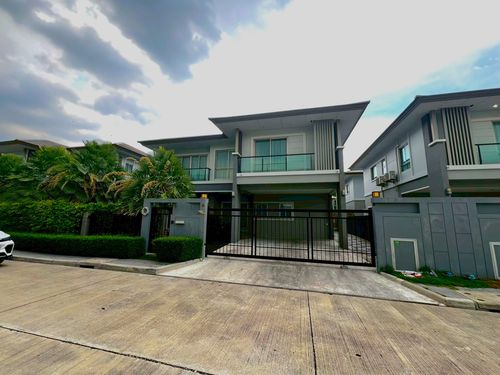house, newly furnished, 5-minute drive to SISB Nonthaburi, 3 bedrooms, beautiful built-in cabinets.
