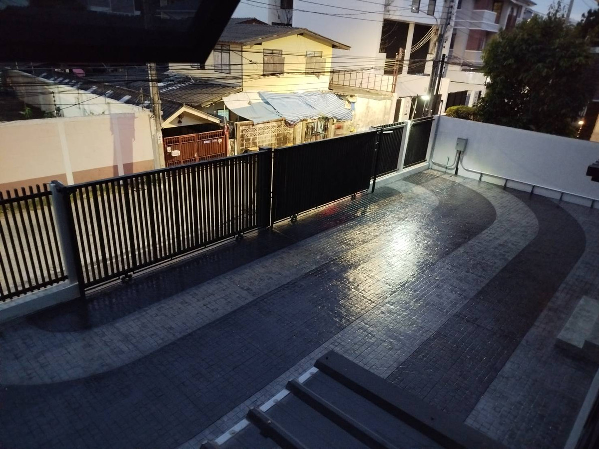 ✨ For Rent/Sale: Stand-Alone Office, 📐️ Land Area 100 sq.wah, Usable Area 332 sq.m.  🚝  Located just 3 km from BTS Punnawithi and BTS Udomsuk. – รูปที่ 4