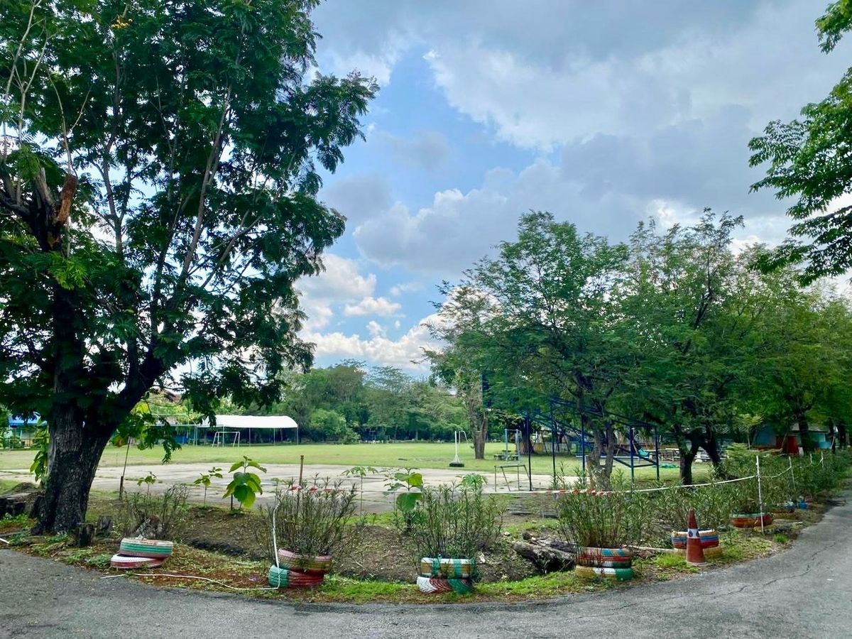 📢👇Golden Opportunity! Large land plot on Phahonyothin Road . Wide frontage, perfect for investment or future development.