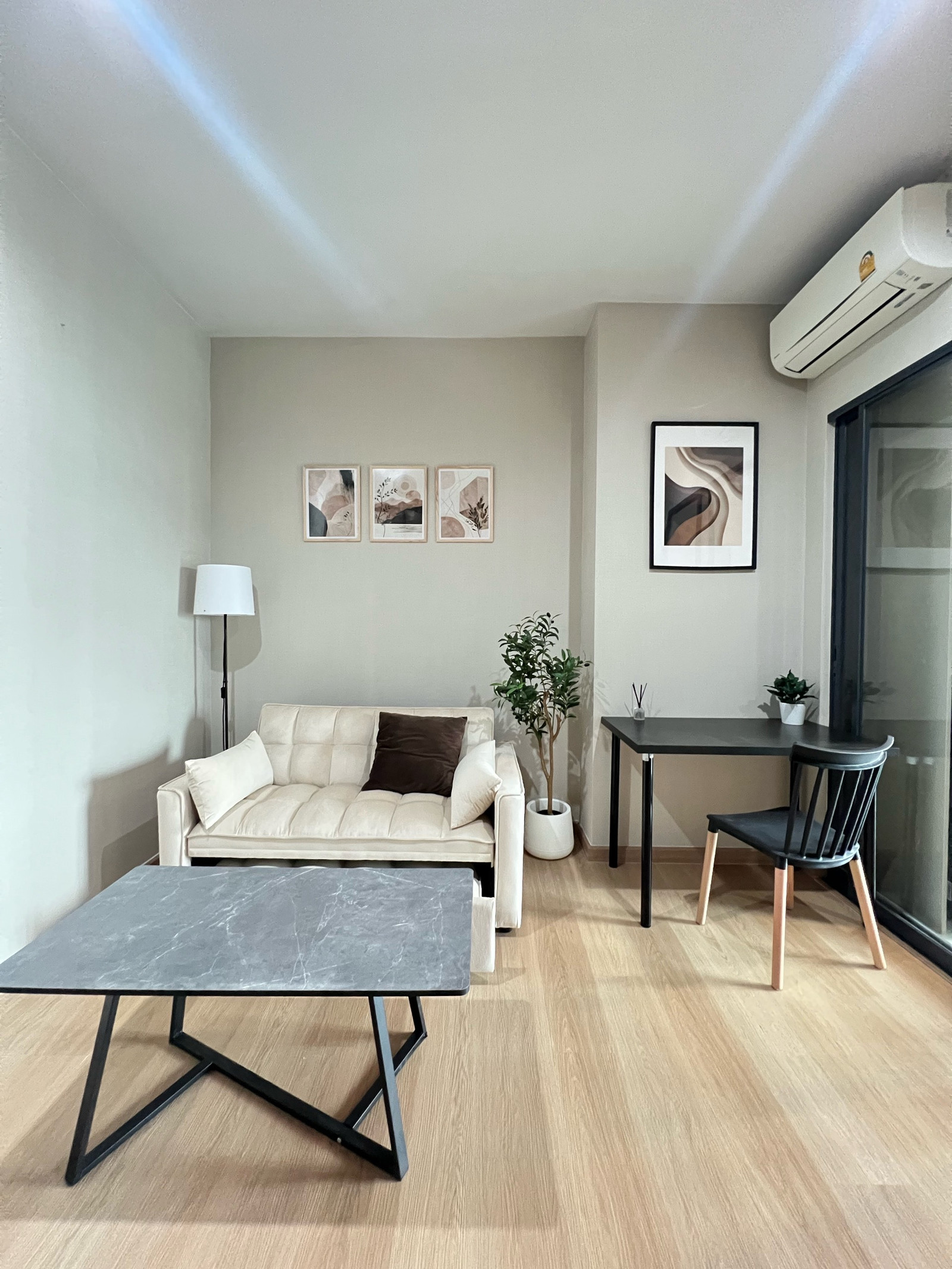 Rent 1 bedroom 36 sqm. High ceilings, very beautiful, new room, never stay in Ideo Rama9 Asoke. Walk to Central Rama9. Interested in visiting the real room every day.