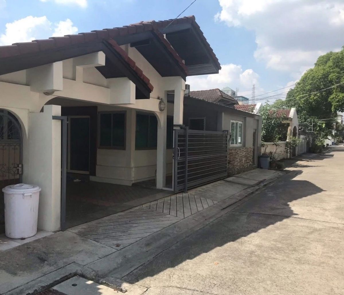 📢👇 ขายด่วน! ราคาดีมาก ทำเลทองใจกลางห้วยขวาง บ้านชั้นเดียวครึ่ง เหมาะสำหรับอยู่อาศัย ปล่อยเช่าระยะยาว หรือทำ Airbnb 📢👇 ขายด่วน! ราคาดีมาก ทำเลทองใจกลางห้วยขวาง บ้านชั้นเดียวครึ่ง เหมาะสำหรับอยู่อาศัย ปล่อยเช่าระยะยาว หรือทำ Airbnb