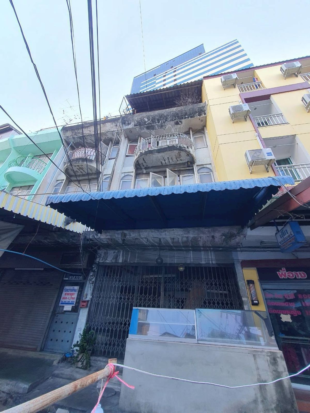 Selling a 3.5 -story building, Soi Ramkhamhaeng 65 (Soi Dam Thai), special price of only 3.9 million baht (N.1804) Selling a 3.5 -story building, Soi Ramkhamhaeng 65 (Soi Dam Thai), special price of only 3.9 million baht (N.1804)