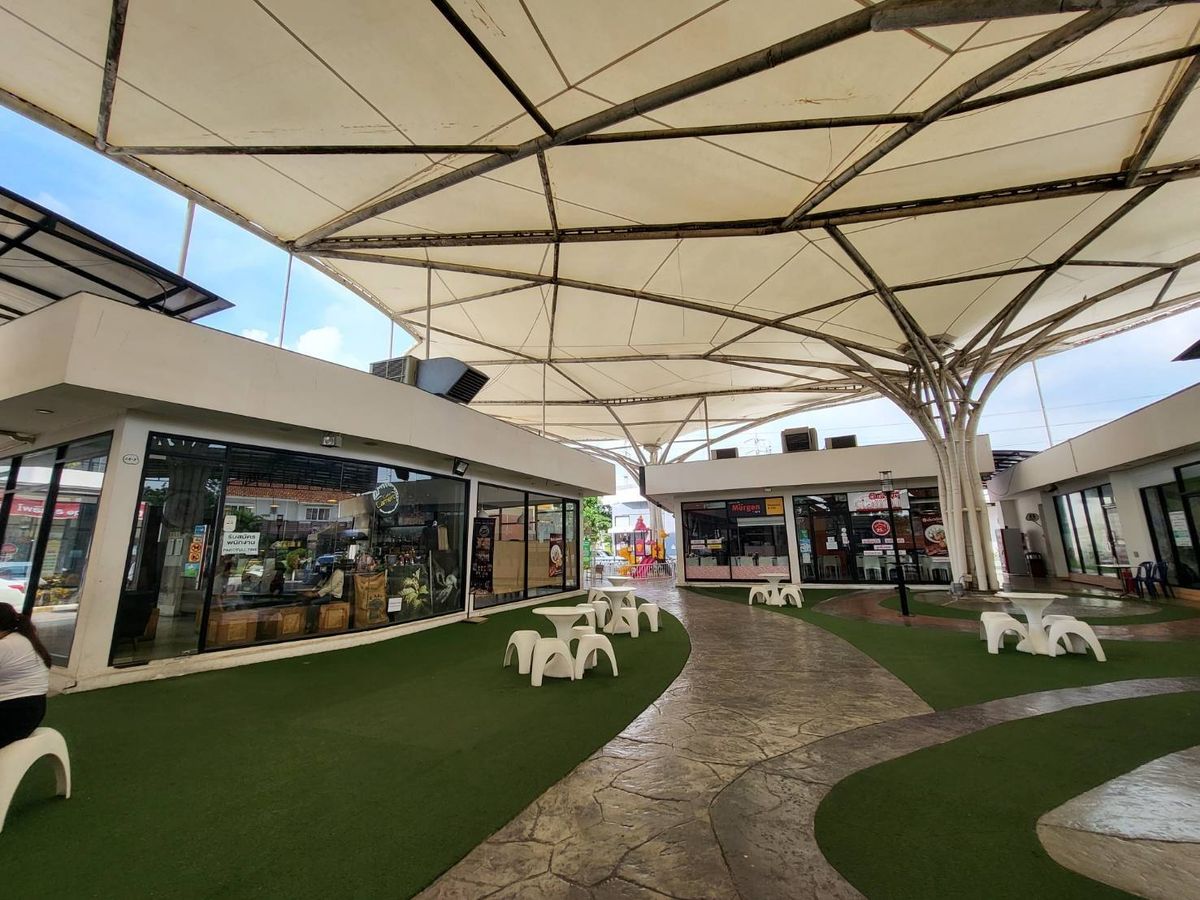 Land for sale with a shopping center business on 6 rai of land, building area, 5,326 sqm. It is a rental area of 165,000,000.
