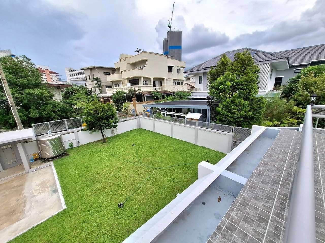 บ้านหลังใหญ่ จอดรถสะดวกมาก 165 ตร.ว. พร้อมสนามกว้าง เหมาะทำเฮลธ์แคร์ อาศัยหรือ Home Office 