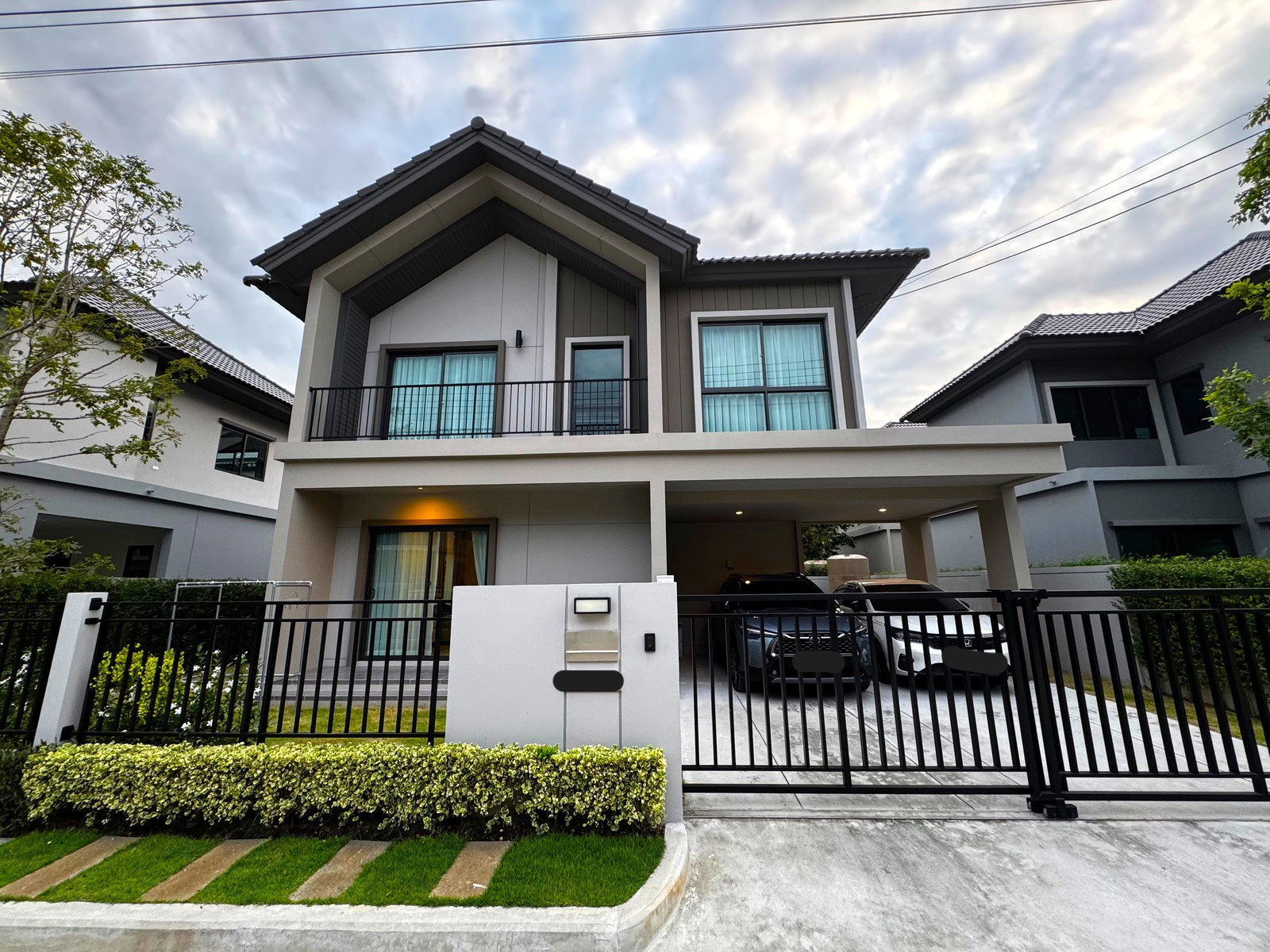 Detached house, 10 minutes to the airport, 5 minutes to Rangsit University. Fully furnished. Located on a privately owned road. Detached house, 10 minutes to the airport, 5 minutes to Rangsit University. Fully furnished. Located on a privately owned road.