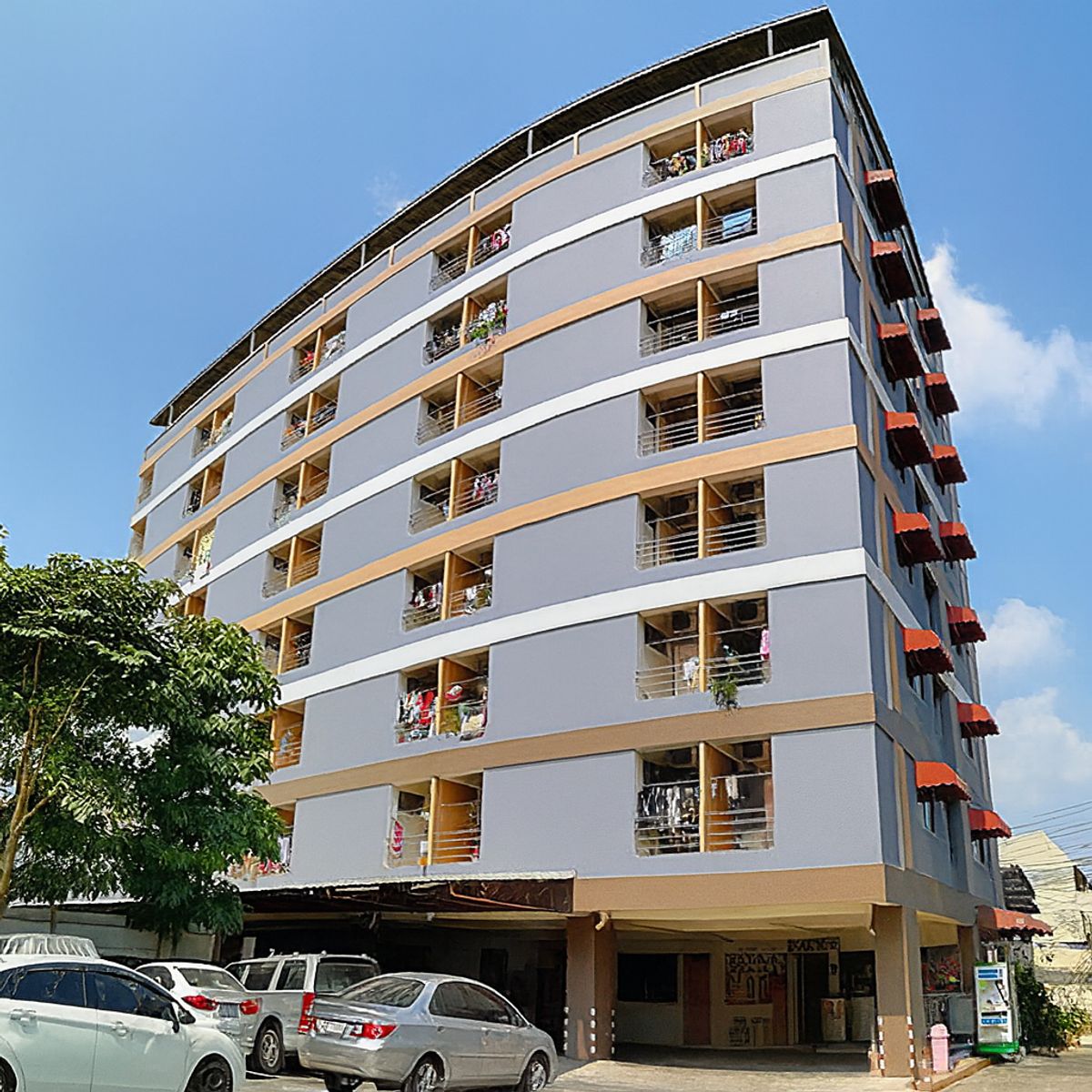 8 -story apartment for sale in Pracharat Bamphen Road Near MRT Huai Khwang, only 700 meters.