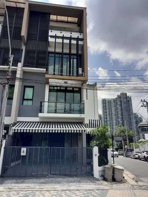 ขายพร้อมผู้เช่า ถึง ธันวาคม 2569
Townhome 3 ชั้นครึ่ง ราคาดี เงียบสงบ เดินทางสะดวก ใกล้จุดขึ้นลงทางด่วน