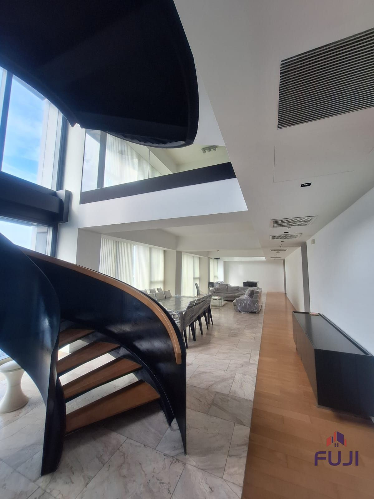 เพนท์เฮาส์สุดหรูพร้อมสระว่ายน้ำส่วนตัว ที่ The Met Condominium Sathorn