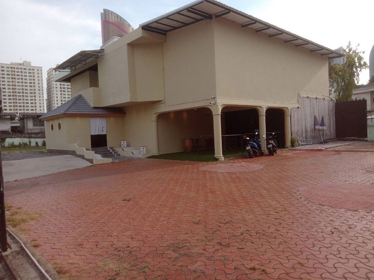 Rent a 307 square wah of land with 10 parking spaces, Soi Inthamara 3, Phayathai and Ari area, near BTS, Saphan Khwai Station, convenient to travel. Rent a 307 square wah of land with 10 parking spaces, Soi Inthamara 3, Phayathai and Ari area, near BTS, Saphan Khwai Station, convenient to travel.