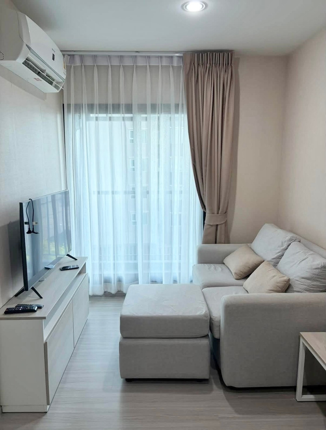 ASPIRE ERAWAN condo rental, large corner room, beautiful, new, never rented Build in full With complete furniture Next to BTS Erawan / call 099-149-5164