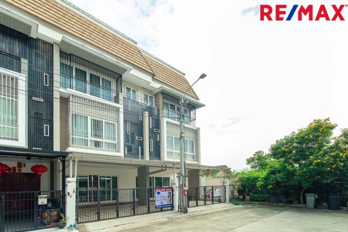 ขายทาวน์โฮม3ชั้น ห้องริมมีพื้นที่ ม.เออร์เบิน สาทร ติดถนนราชพฤกษ์ ใกล้รถไฟฟ้า BTS และ MRT บางหว้า – รูปที่ 2