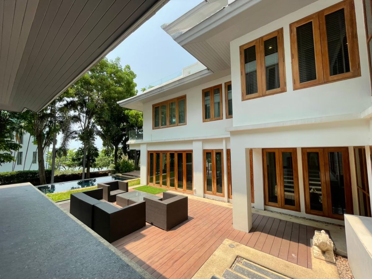 💎 ขายพร้อมผู้เช่า ถึงปี 2572
บ้านหรูติดทะเลสุดเอ็กซ์คลูซีฟ บนหาดวงศ์อมาตย์ พัทยาเหนือ วิวทะเลสวยทุกมุมมอง พร้อมสระว่ายน้ำและชายหาดส่วนตัว ใกล้ปราสาทสัจธรรม ทำเลที่ดีที่สุดสำหรับการพักผ่อนหรืออยู่อาศัยถาวร