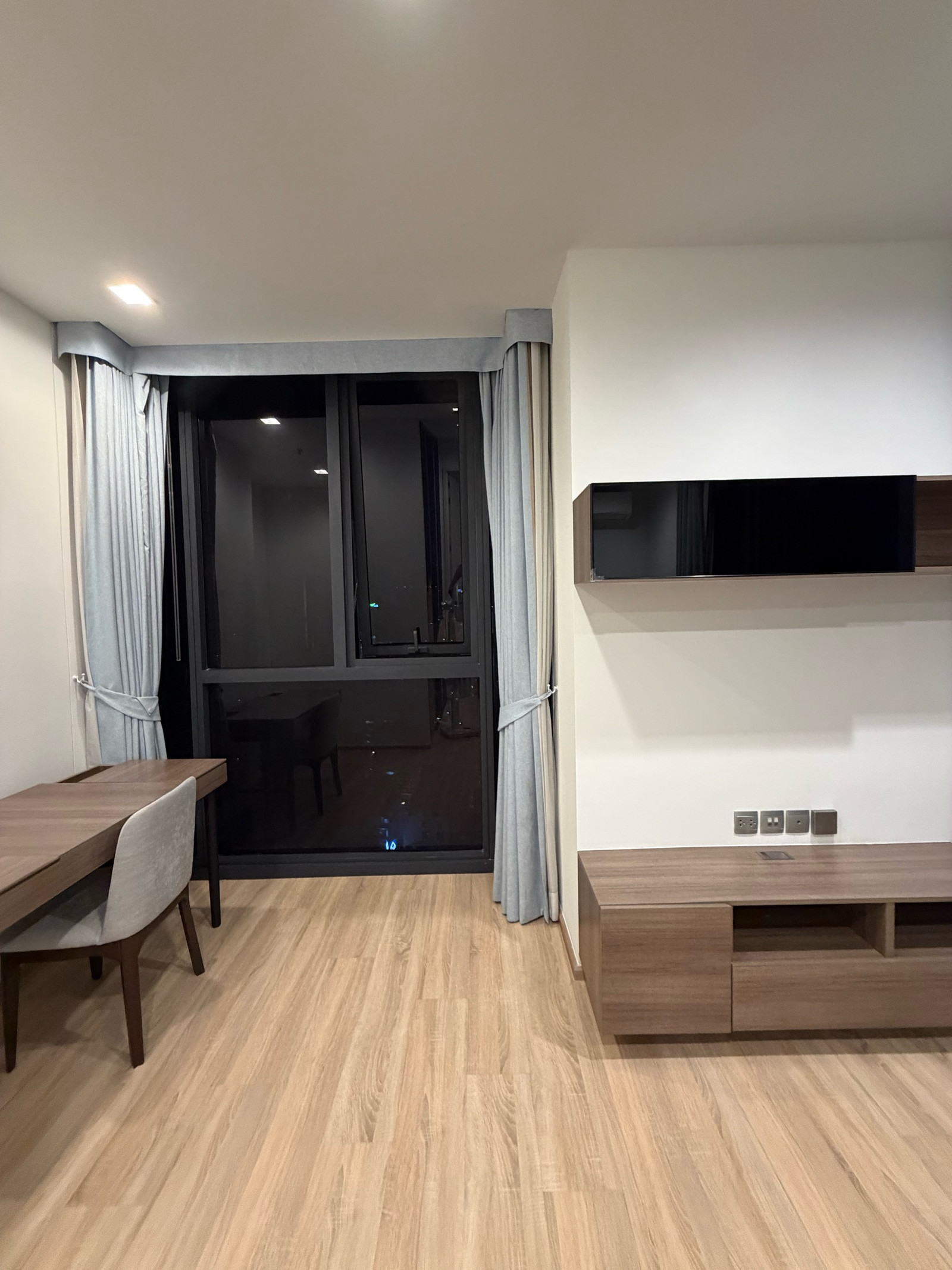 ห้องมุมหน้ากว้าง 10.5 เมตร กระจก 3 บาน 3 วิว 41 ตรม เดือนละ 24,000 (Corner room 41 Sqm 24,000 ) – รูปที่ 4