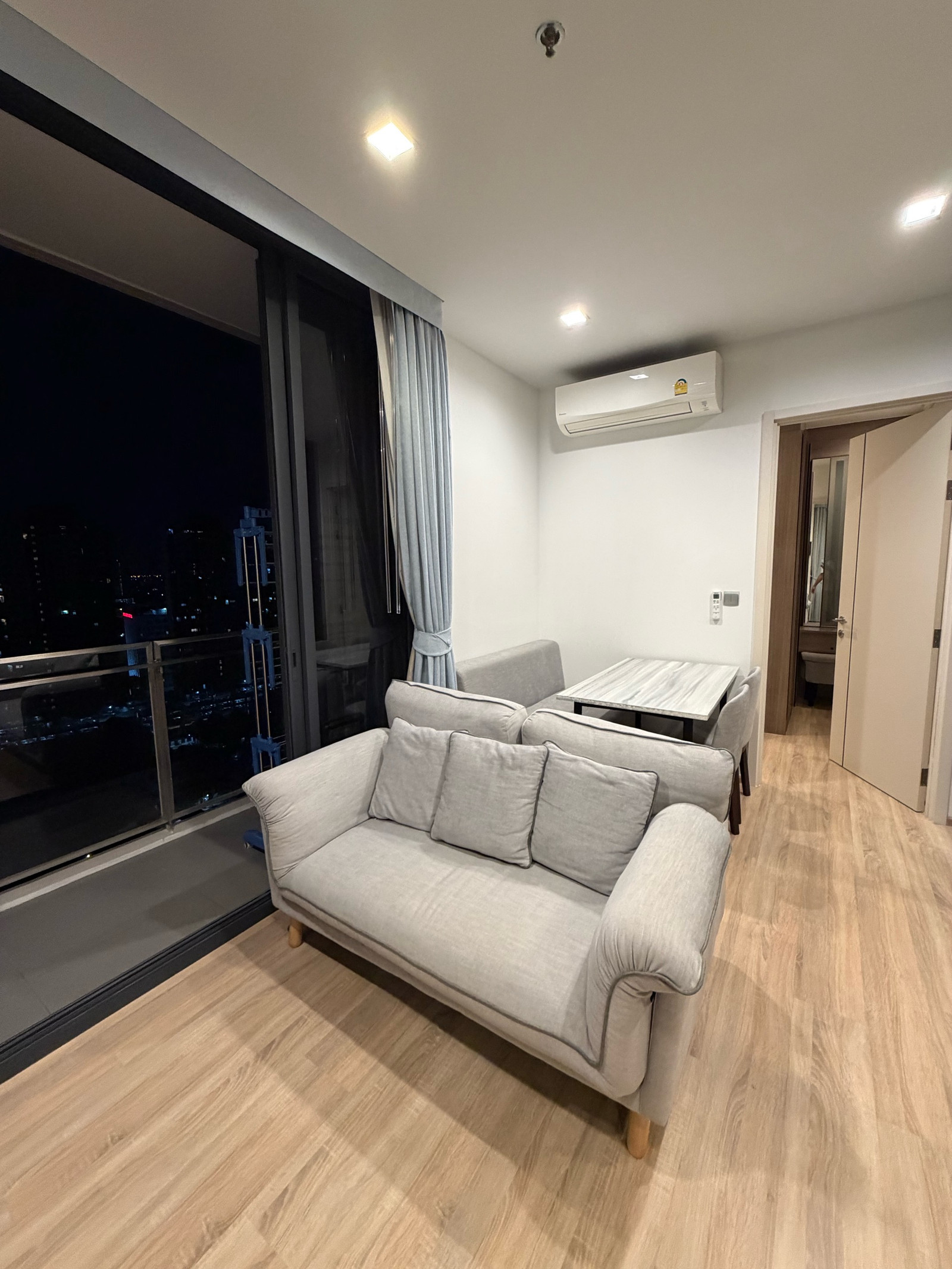 ห้องมุมหน้ากว้าง 10.5 เมตร กระจก 3 บาน 3 วิว 41 ตรม เดือนละ 24,000 (Corner room 41 Sqm 24,000 ) – รูปที่ 2