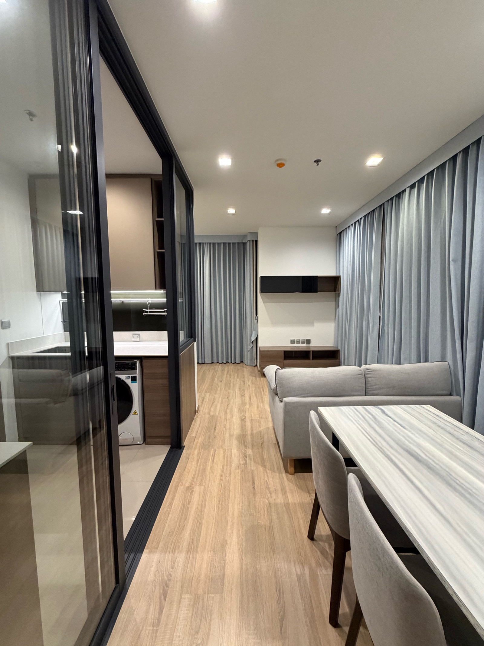 ห้องมุมหน้ากว้าง 10.5 เมตร กระจก 3 บาน 3 วิว 41 ตรม เดือนละ 24,000 (Corner room 41 Sqm 24,000 )