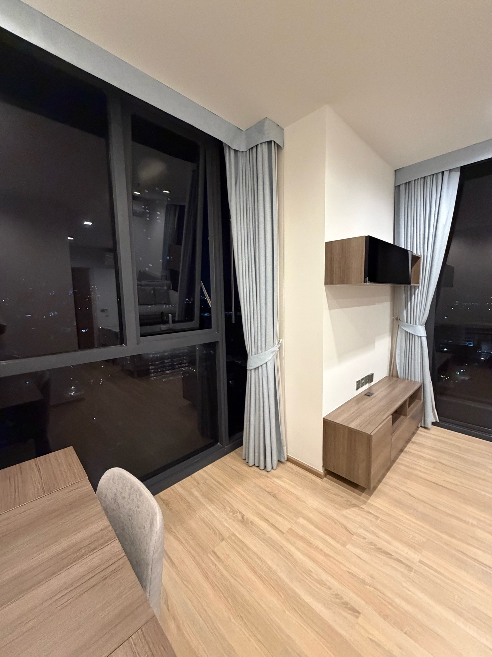 ห้องมุมหน้ากว้าง 10.5 เมตร กระจก 3 บาน 3 วิว 41 ตรม เดือนละ 24,000 (Corner room 41 Sqm 24,000 ) – รูปที่ 3