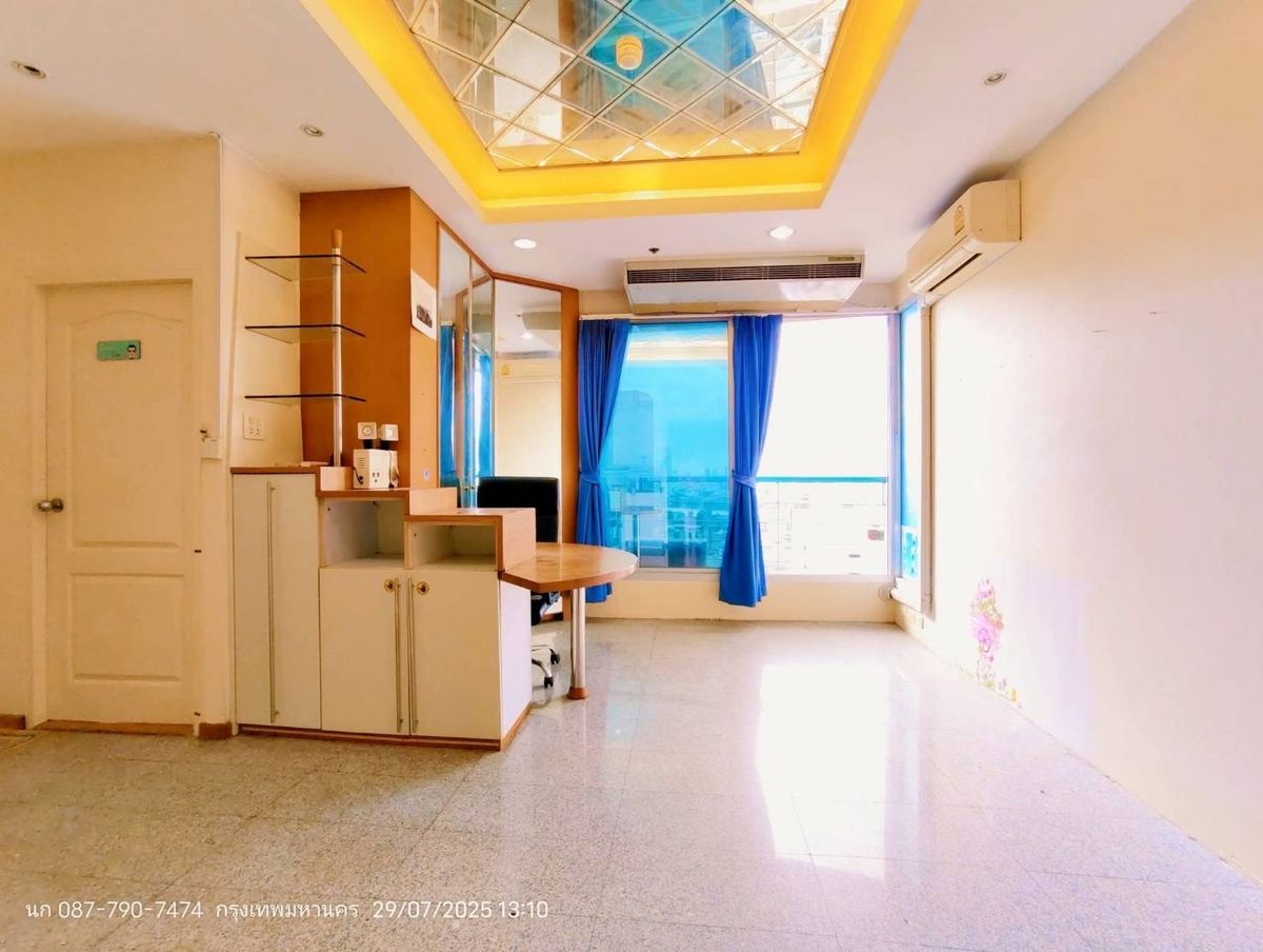 Condo for sale, Sathorn House, corner room, 75.66 sqm. Floor 24, next to BTS Surasak Visai, saw the Chao Phraya River. Condo for sale, Sathorn House, corner room, 75.66 sqm. Floor 24, next to BTS Surasak Visai, saw the Chao Phraya River.