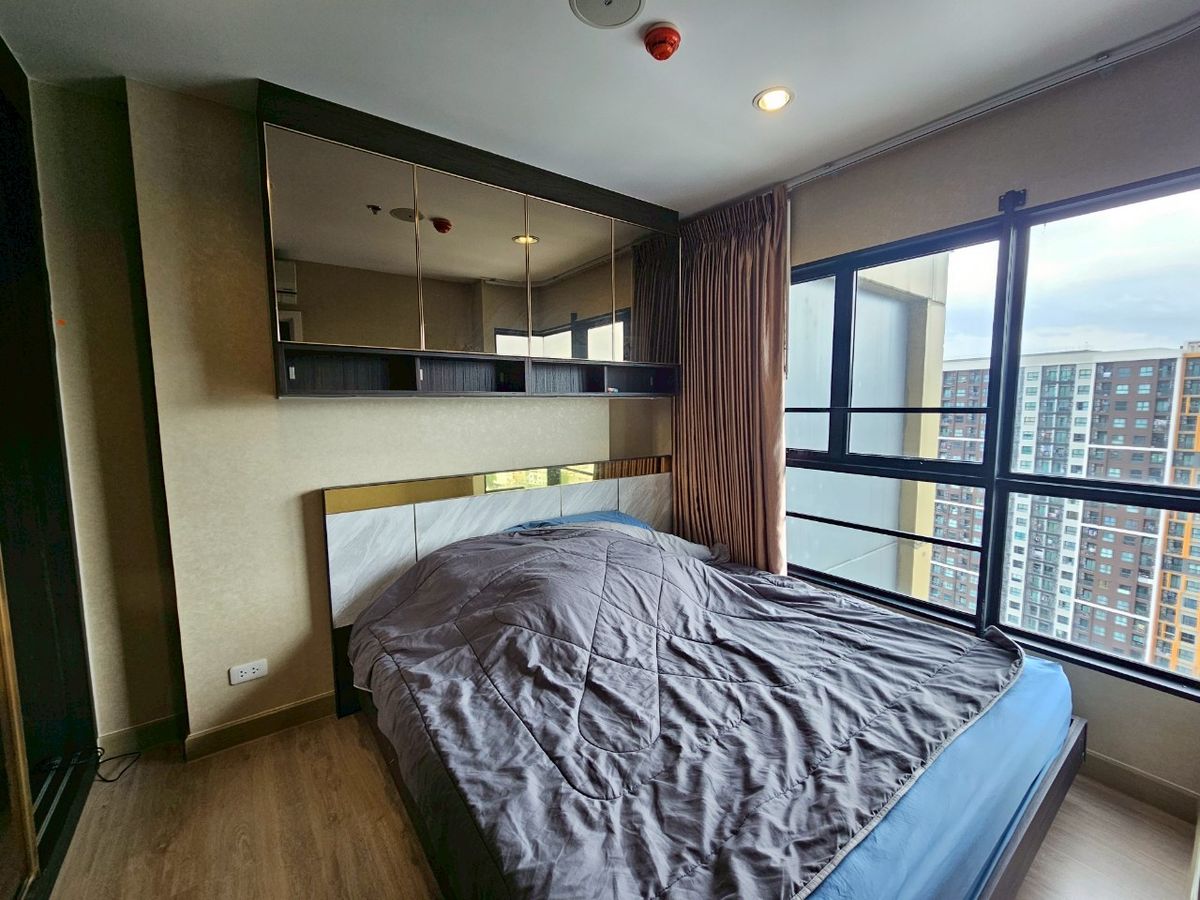 Beautifully decorated in condo style The  has never rented. Luxury room at Thana Astoria Pinklao condo