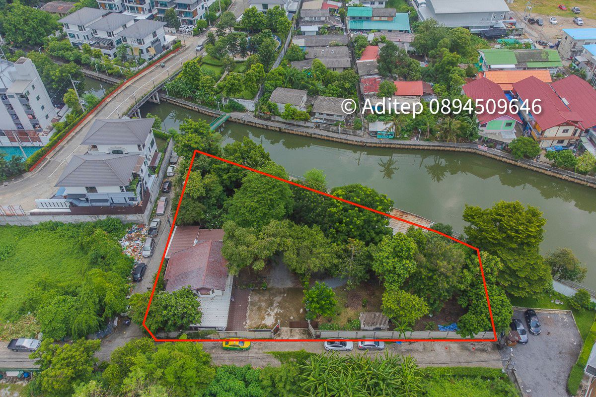 House for sale with a large plot of land 549 sq.w. Ladprao 107, the same alley as Rattanabundit University (RBAC) House for sale with a large plot of land 549 sq.w. Ladprao 107, the same alley as Rattanabundit University (RBAC)
