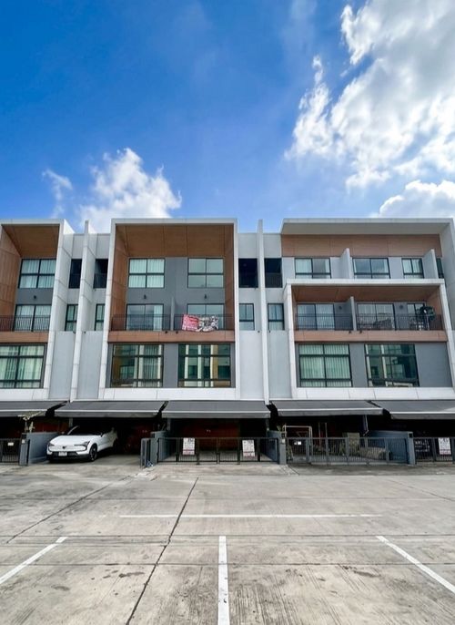 ขายทาวน์โฮมหรูหมู่บ้าน Arden พัฒนาการ รีโนเวทใหม่ใจกลางเมือง 10 นาทีถึงทองหล่อ-เอกมัย 