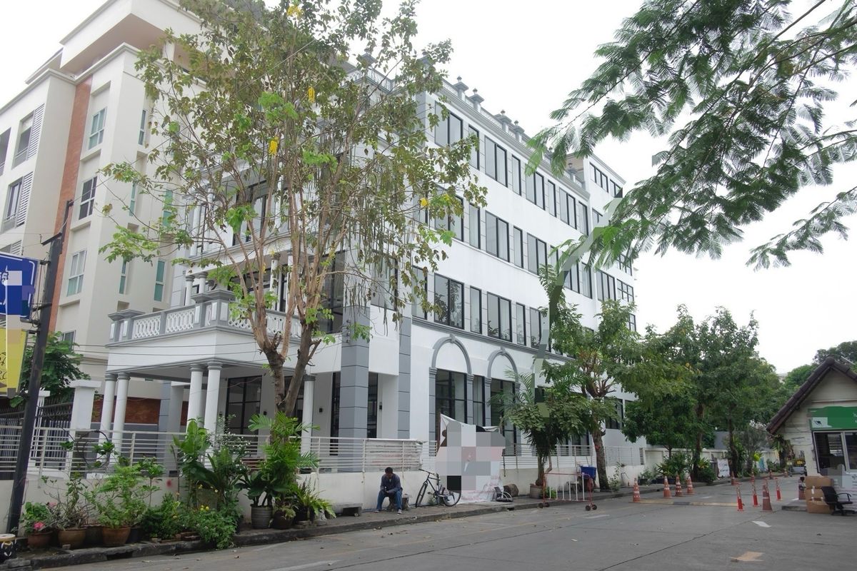 Rent a 4 -story building with an elevator, a single building, not next to anyone. For business, there is a parking lot located in Town in Town. Wang Thonglang District Bangkok