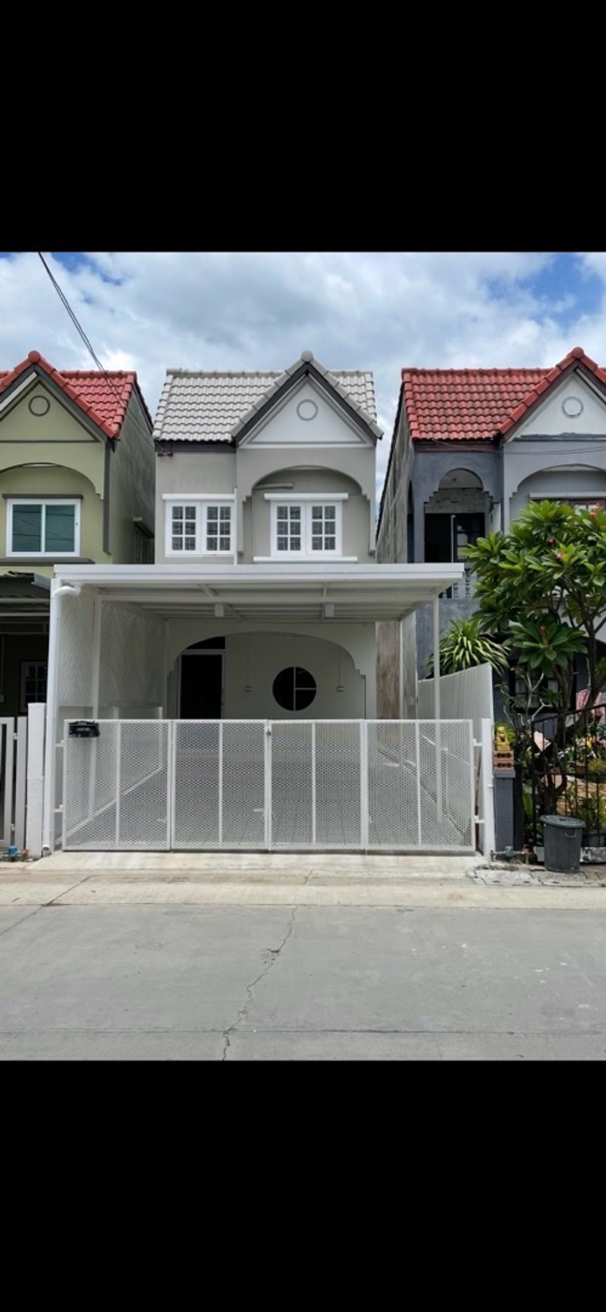 ทาวเฮ้าส์ 2 ชั้น ปรับปรุงใหม่ ร่มเกล้า 21 ใกล้สนามบินสุวรรณภูมิ 