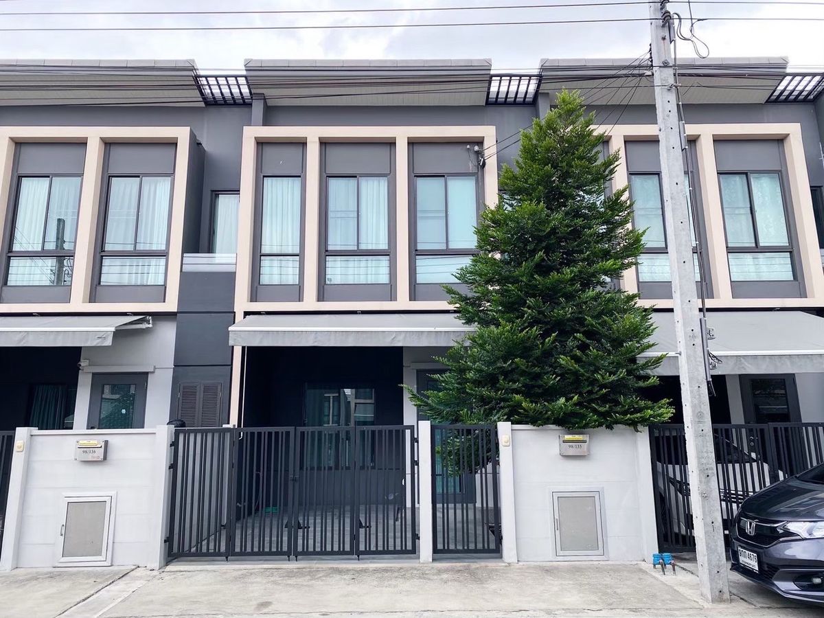 Townhouse for sale Pleno Sukhumvit-Bangna Village
Conveniently located near Mega Bangna shopping mall.