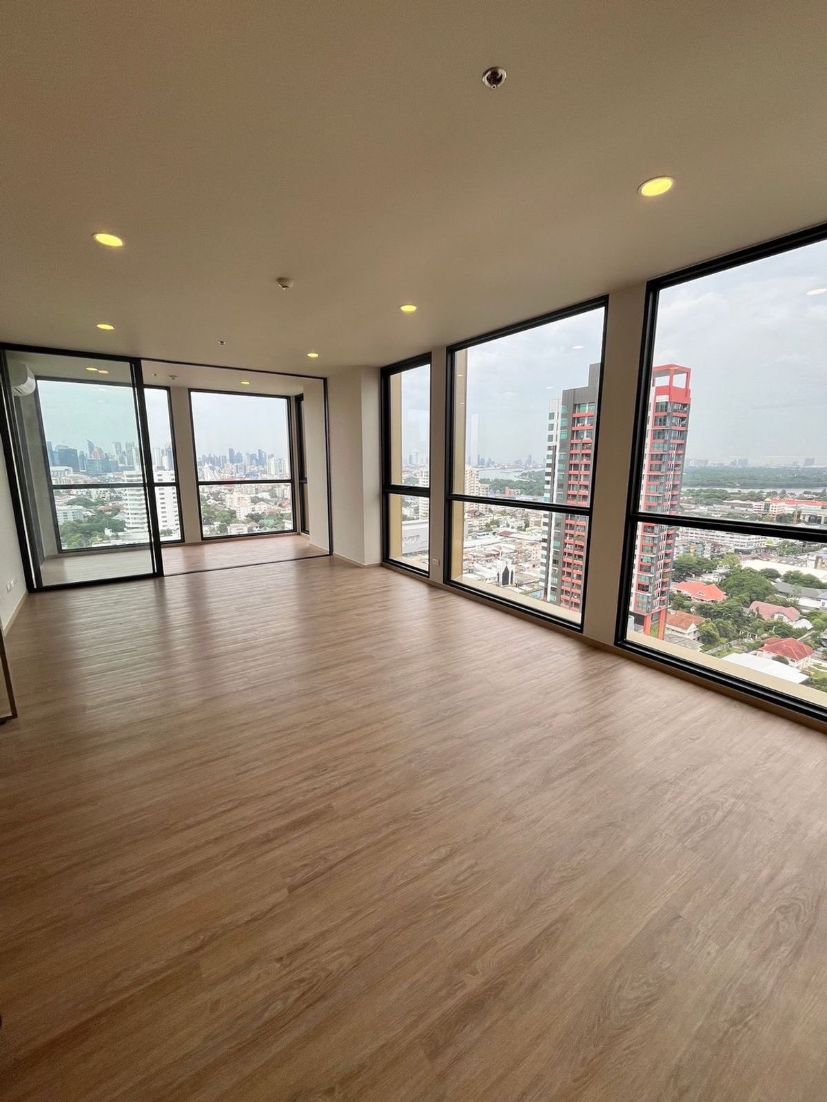 ST180 The Issara Sathorn – คอนโดหรู พร้อมอยู่ ใจกลางสาทร วิวเมืองและแม่น้ำ | ขาย & ให้เช่า