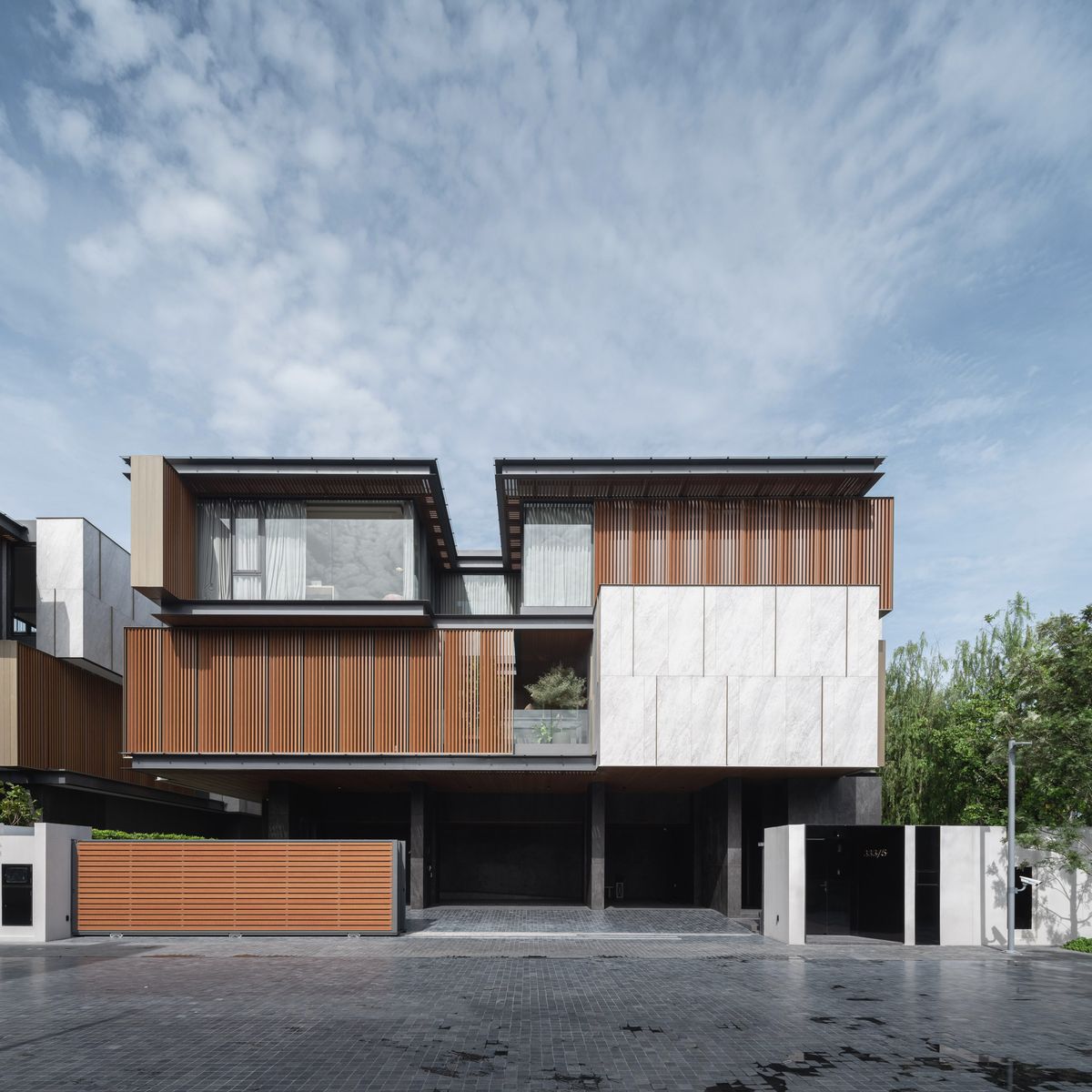 ขายบ้านเดี่ยวหรู 3 ชั้น โครงการ SONLE RESIDENCES (ซันเล เรสซิเดนเซส) รัชดาภิเษก ใกล้ MRT วงศ์สว่าง เพียง 900 เมตร พร้อมสระว่ายน้ำส่วนตัวและ Courtyard ขนาดใหญ่ ขายบ้านเดี่ยวหรู 3 ชั้น โครงการ SONLE RESIDENCES (ซันเล เรสซิเดนเซส) รัชดาภิเษก ใกล้ MRT วงศ์สว่าง เพียง 900 เมตร พร้อมสระว่ายน้ำส่วนตัวและ Courtyard ขนาดใหญ่