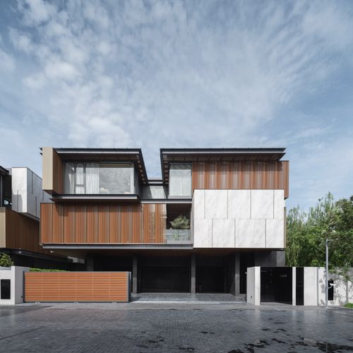 3 -storey detached house for sale. Sonle Residences project (Sunle Residence), Ratchadaphisek, near MRT Wongsawang, only 900 meters, with a large private pool and a large Courtyard.
