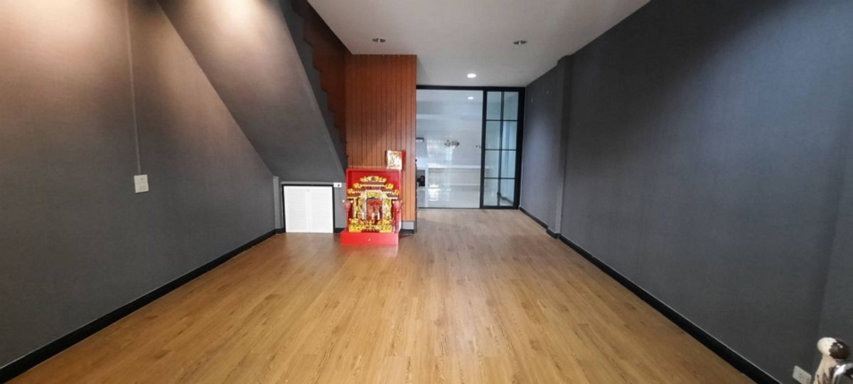 3 -story townhome for sale after signing a beautiful renovated kitchen 3 -story townhome for sale after signing a beautiful renovated kitchen