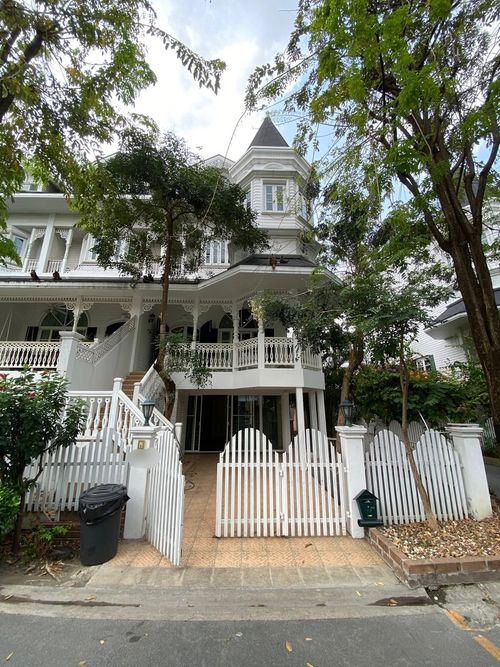 🌟 Golden Investment Opportunity! Corner 4-Storey European-Style House with Tenant — Prime Location Only 400 m from BTS Bearing in Fantasia Villa 2