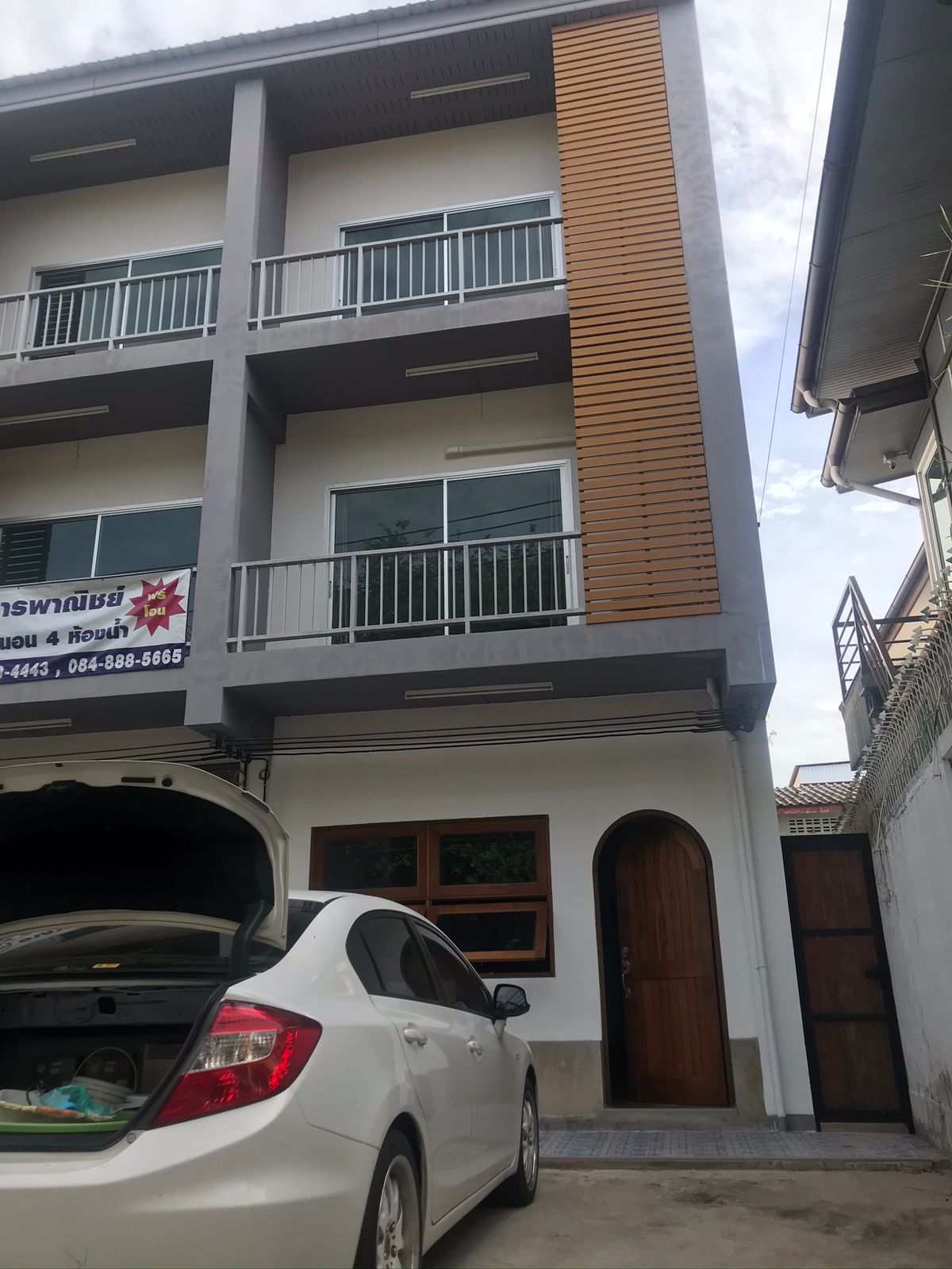 Sell 3 -storey building with a tenant of Santitham, Chiang Mai